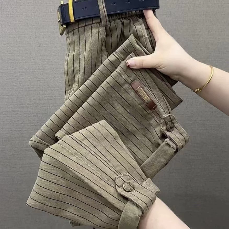 Khaki-coloured striped casual pants with turn-up hems